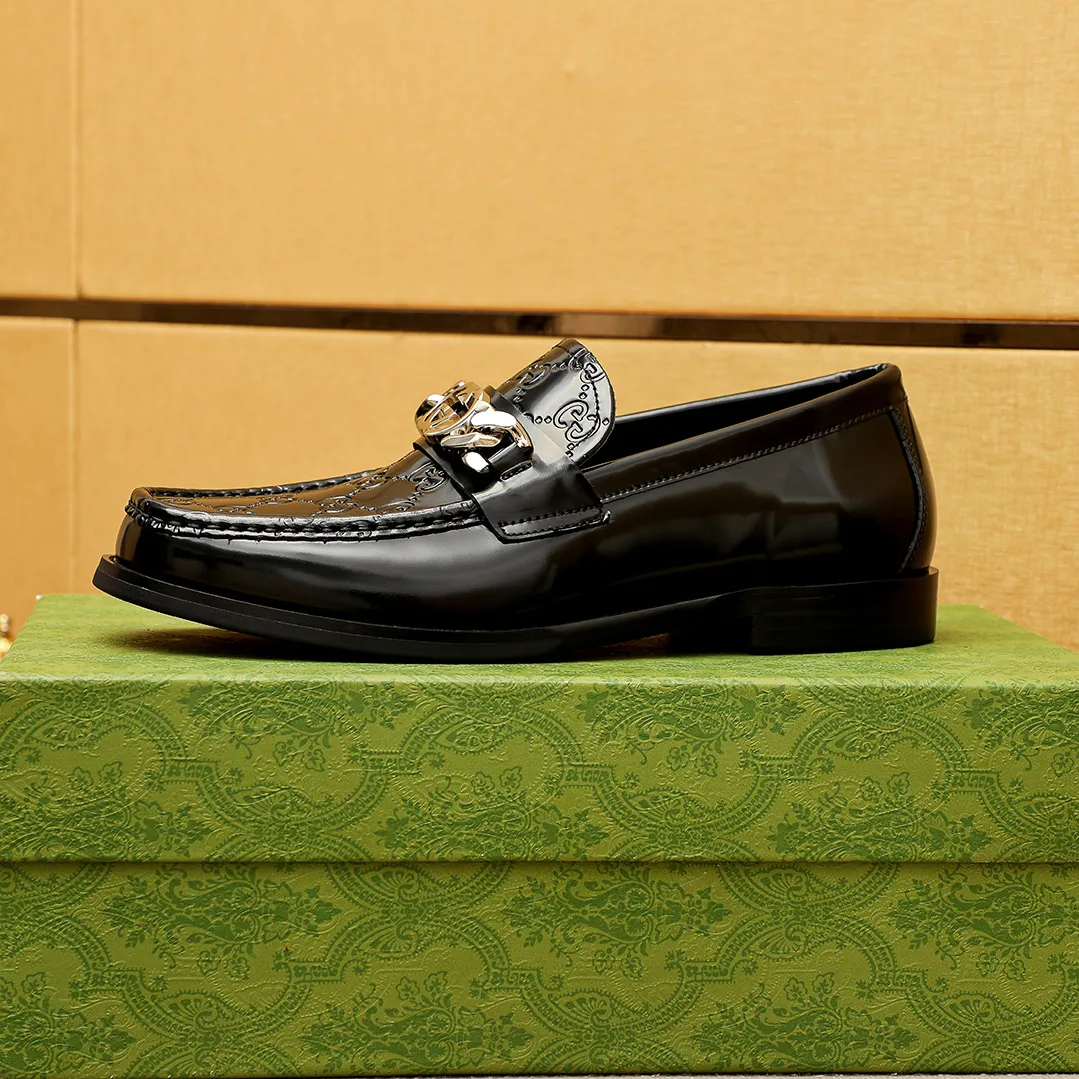 Men's shoes 💰480 💐 Product trademark: GUCCI "Gucci" casual leather shoes Regular size: 38-44 (45.46🉑️customized) Product materials: Selected imported first-layer open-edge beaded cowhide embossed upper + luxury hardware buckle, imported water-dyed cowhide leather lining. Strong three-dimensional visual effect, original outsole color: 2 colors available